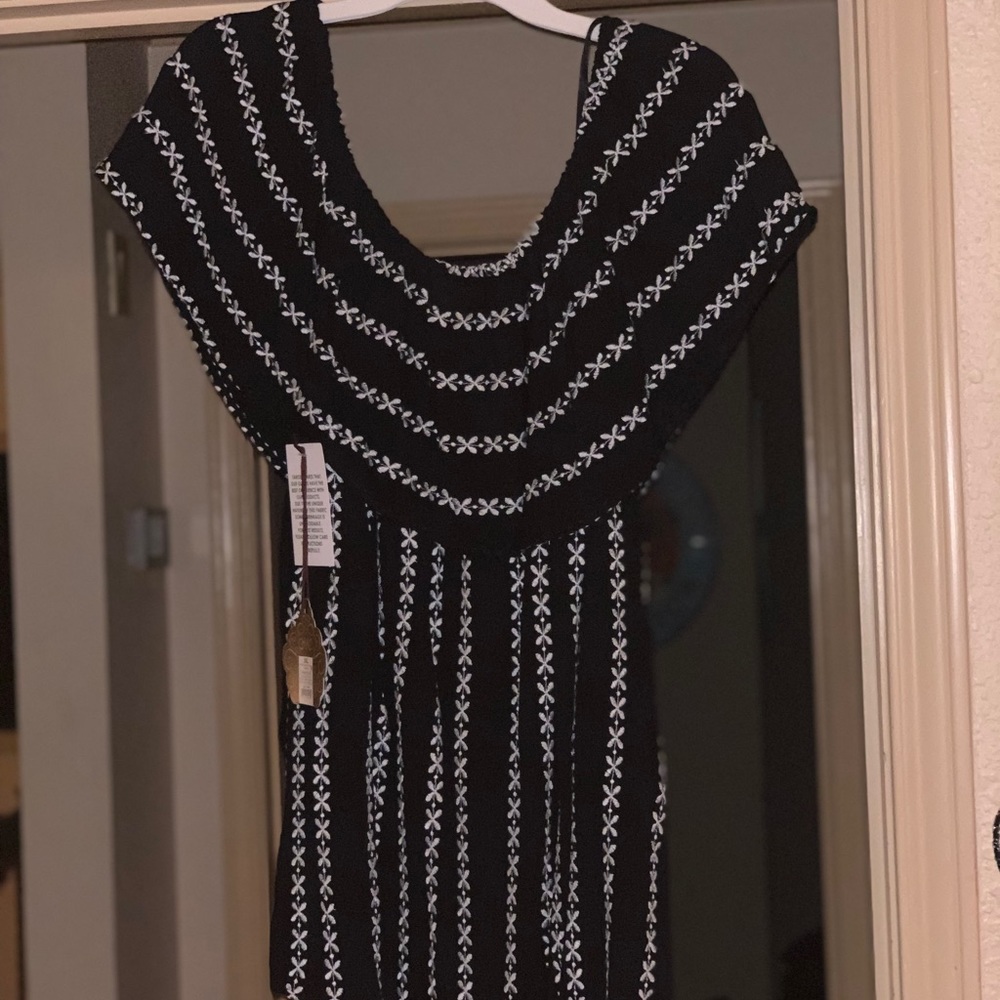 NWT Knox Rose Off the Shoulder Top